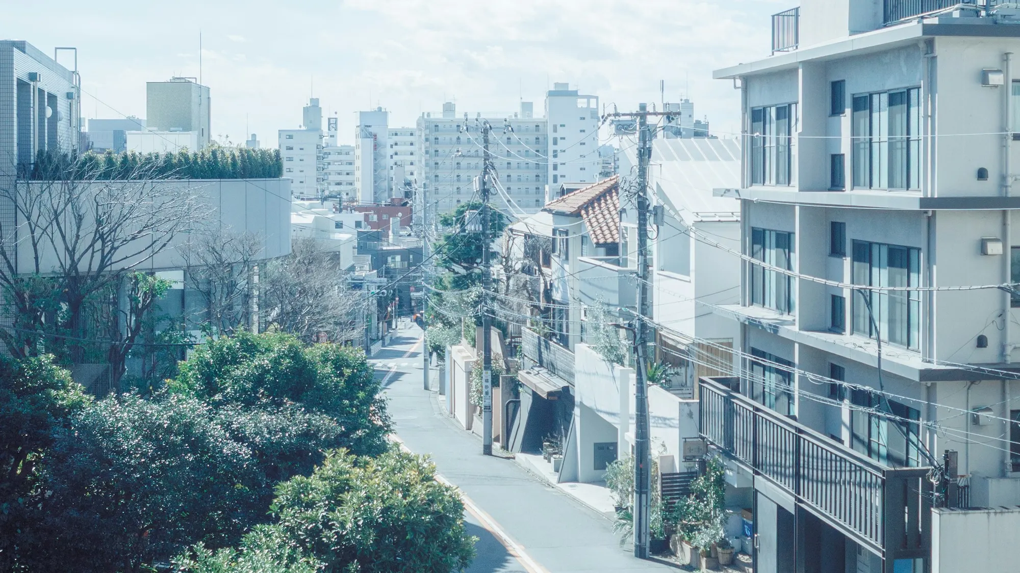住宅とマンションが並ぶ日本の街並み（イメージ）