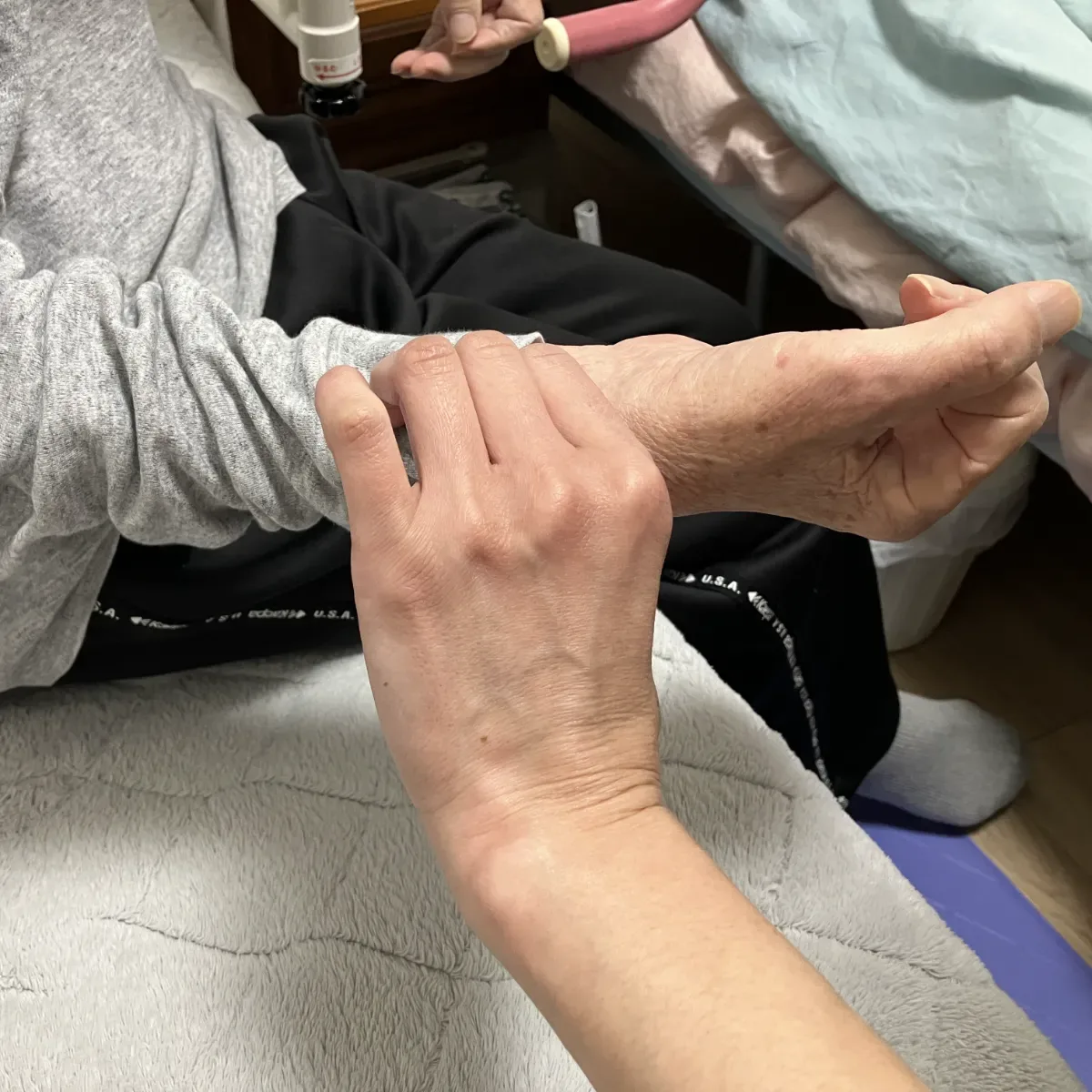 訪問看護のケアの様子(手元)